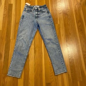 Mom jeans from Garage. Color: Erin blue
